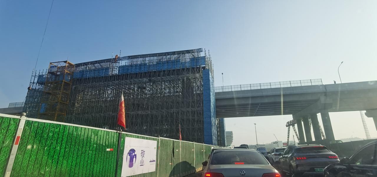 济南工业北路高架9公里1个半小时，堵，松刹车行进