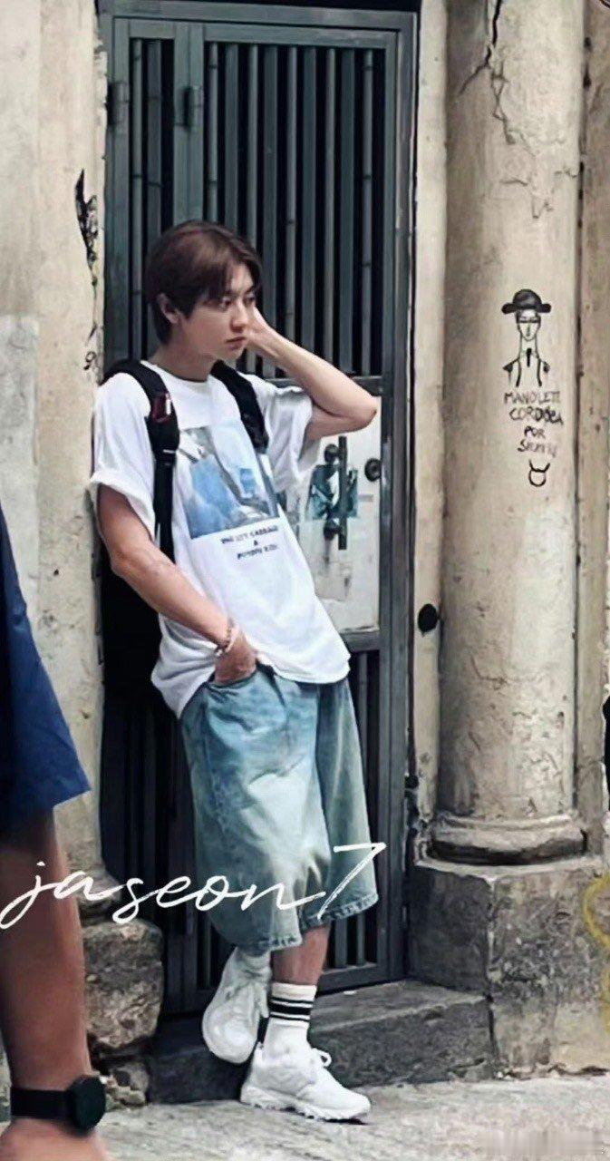 #香港街头偶遇朴灿烈#太羡慕可以偶遇朴灿烈的路人了，没想到哥刚参加完TMEA音乐