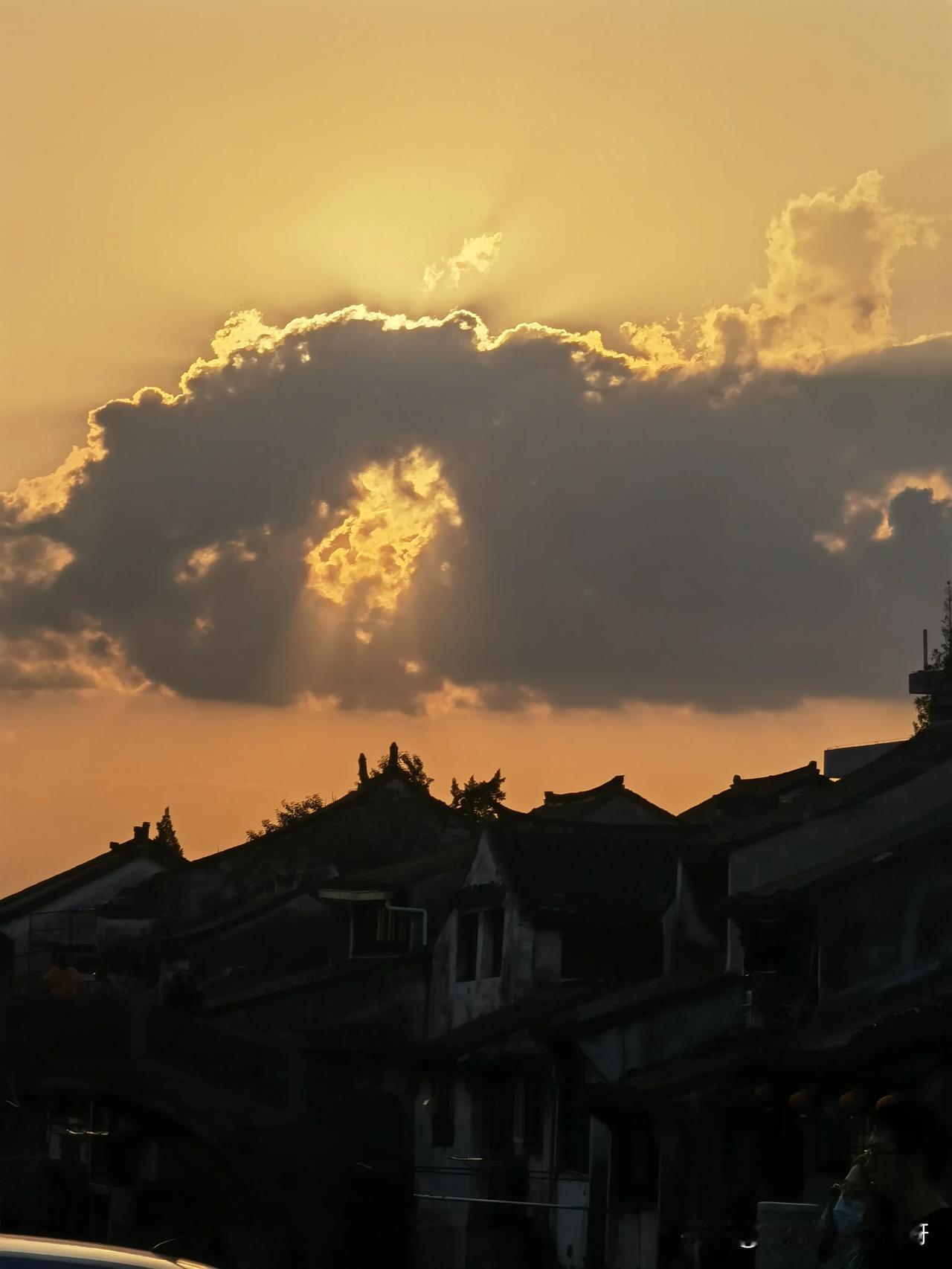 #能不能分享一张你手机相册里最美的日出或日落的相片#