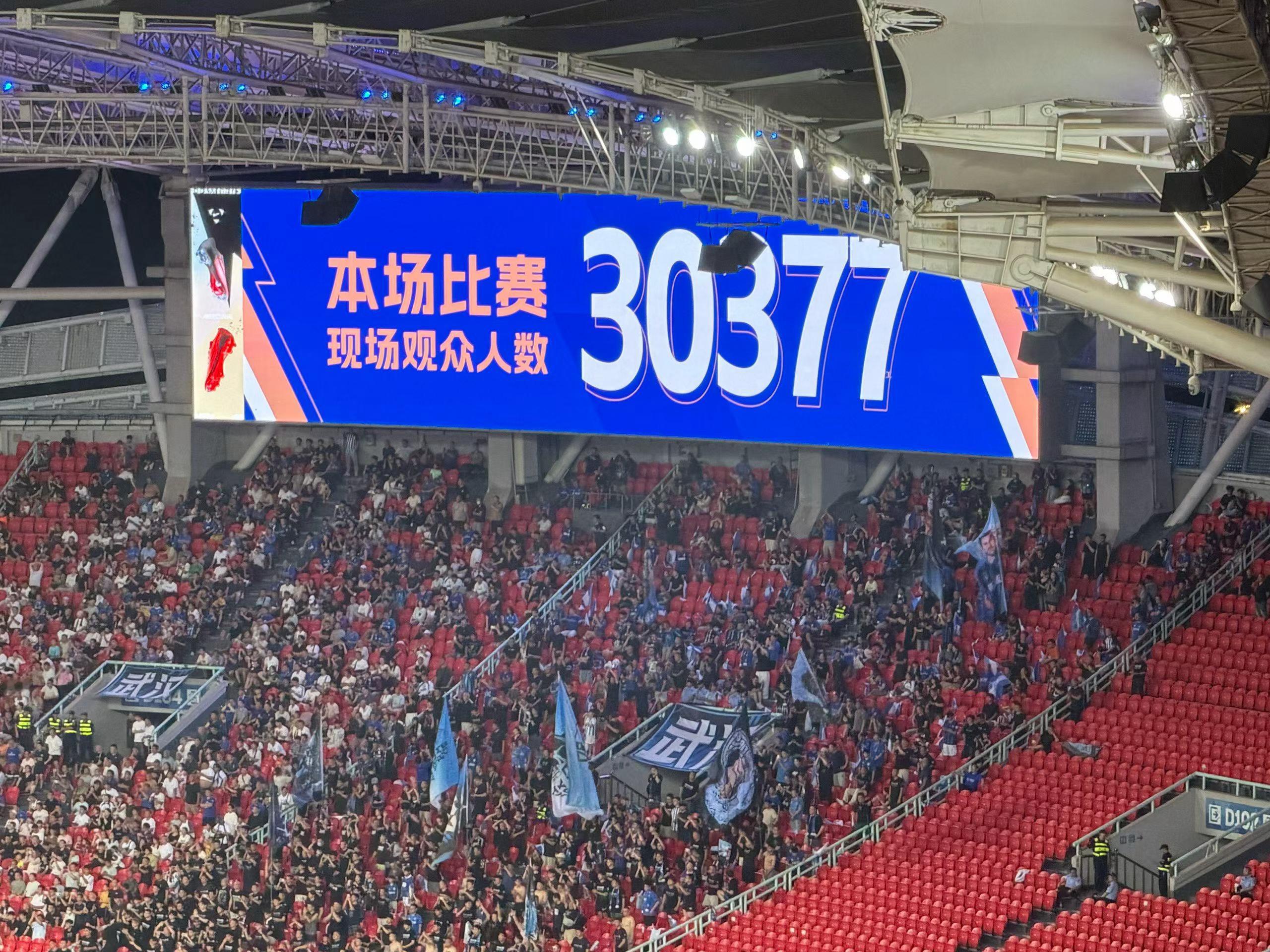 2‑1领先的局面，本应阵型前提利用人数优势持续施压，球队却选择主动收缩，中场大幅
