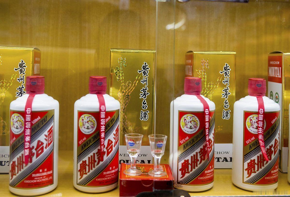 【震撼！贵州茅台新品秒售罄，限量纪念酒引爆市场热潮】12月8日，贵州茅台在i茅台