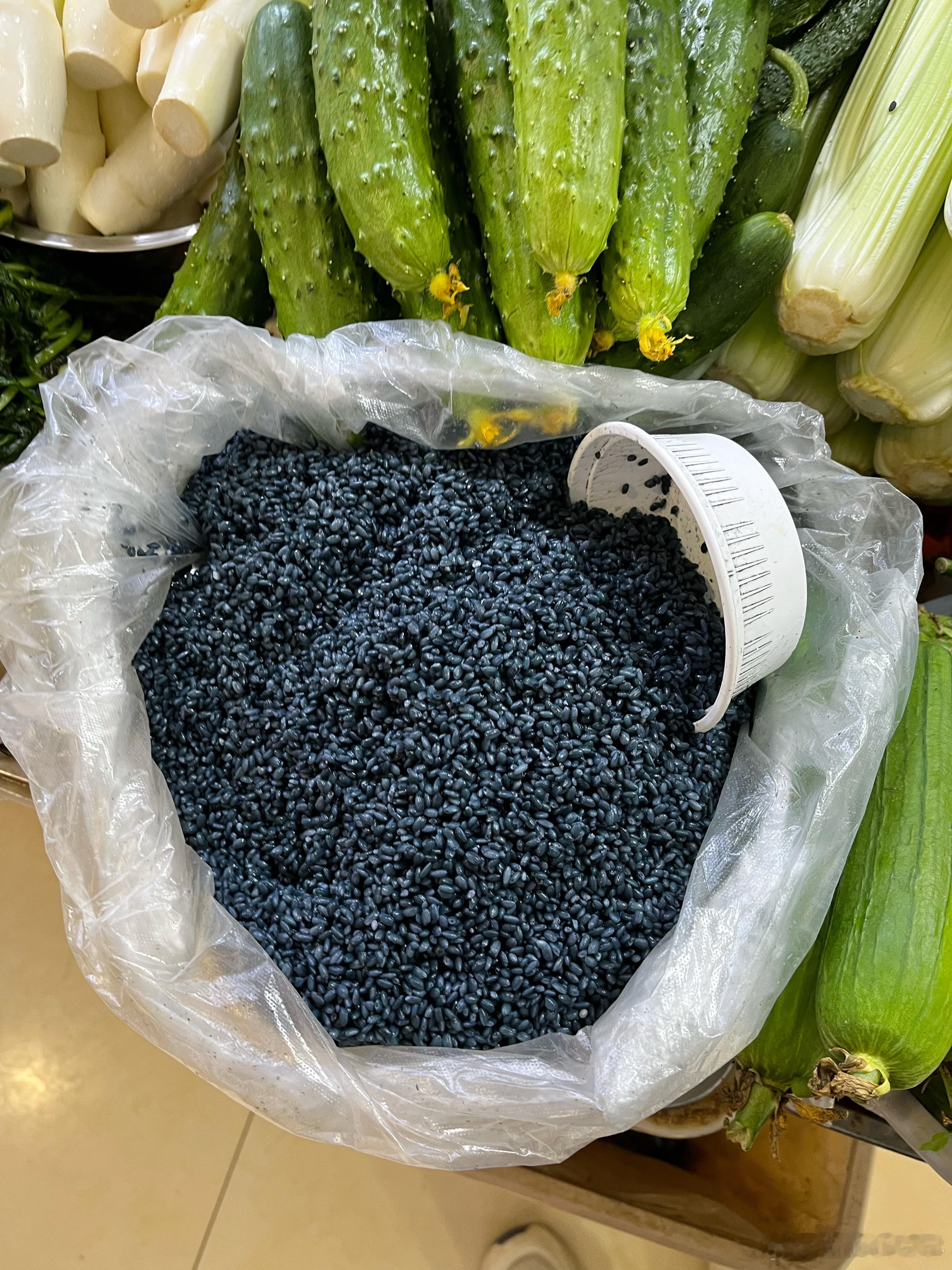 乌饭季，菜场上有已经用乌饭叶染好的糯米，自己蒸一下就好了[666]  ​​​