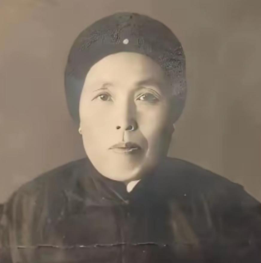 1891年，16岁的张作霖落难乞讨，孙寡妇看中了他，解开衣扣，掏出一块腰牌给他：