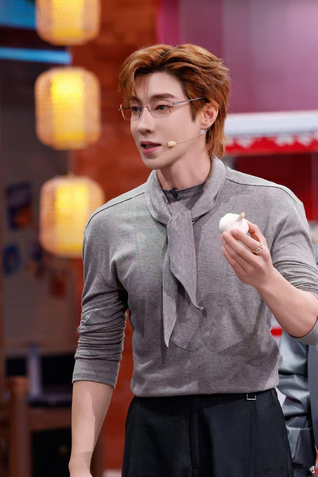 高瀚宇张颜齐把武侠片演成喜剧片 高瀚宇耍棍花误伤自己你好星期六 高瀚宇拿棍出场超