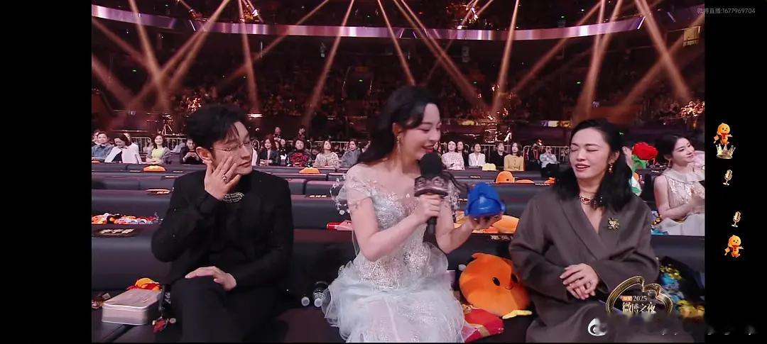 这也太尴尬了，主持人做游戏都抓不到几个人，座位都空了微博之夜内场微博之夜微博之夜