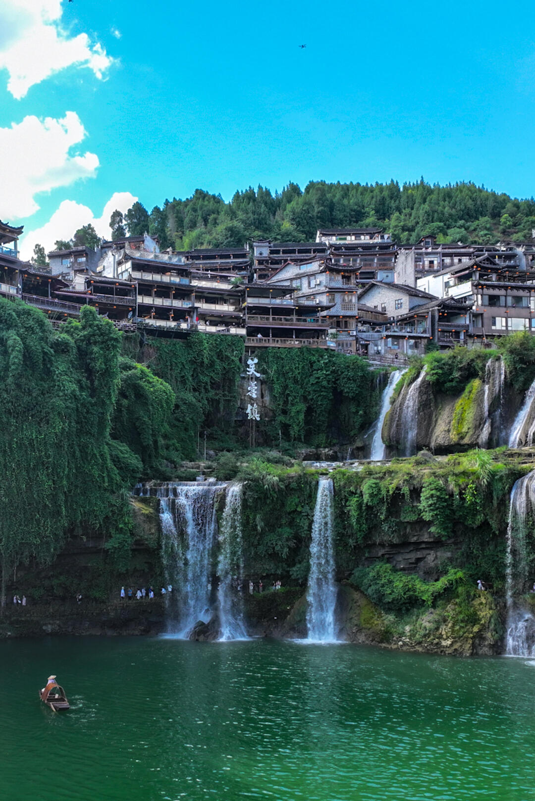 芙蓉镇是一幅画：我走进了画里。