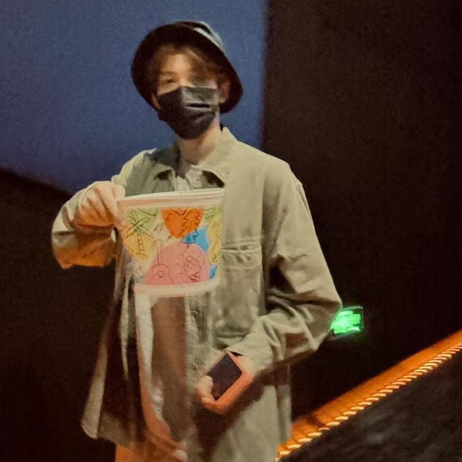 看完电影准备和老公回家，老公突然叫住我：爆米花还有一点，要吃吗？ 