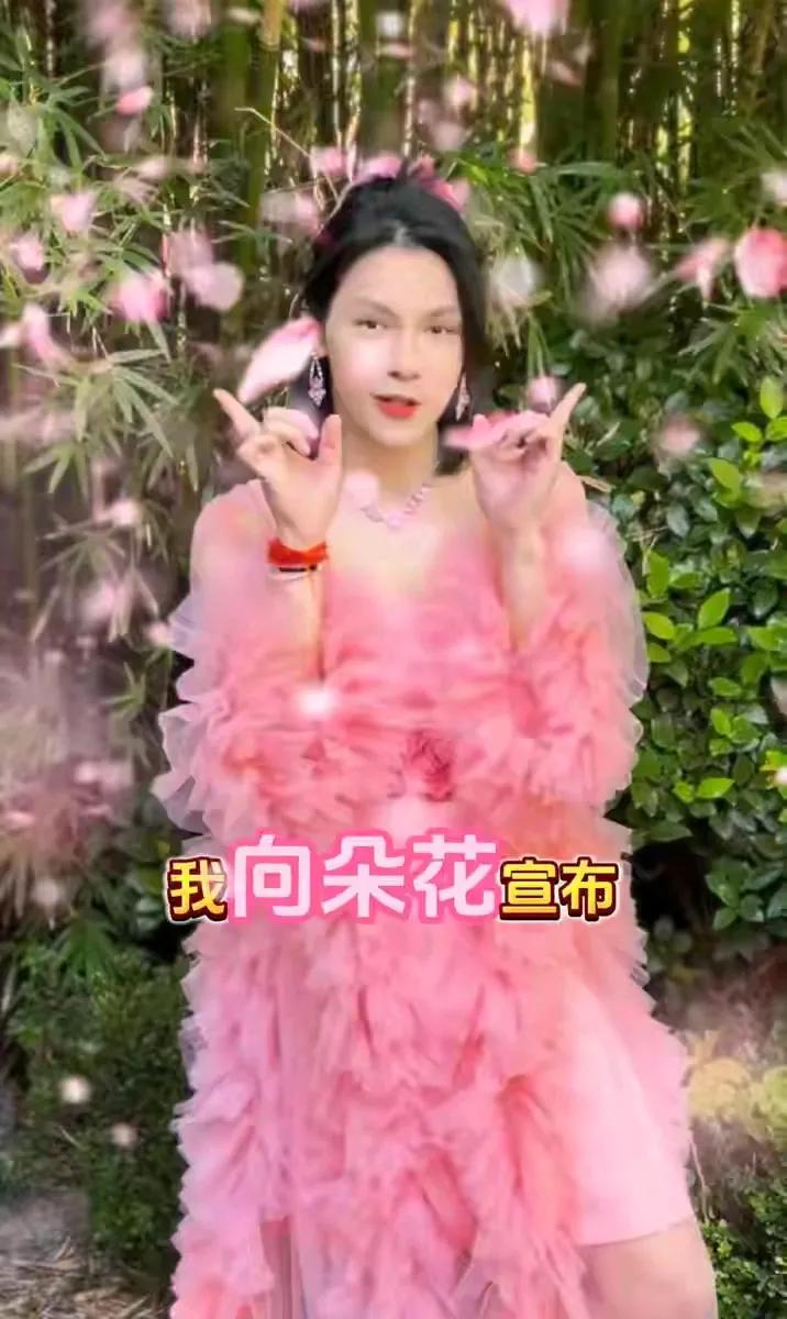 也太妩媚了吧！确定这是向佐大人？向佐为了红也是疯魔了。
被向佐带偏了