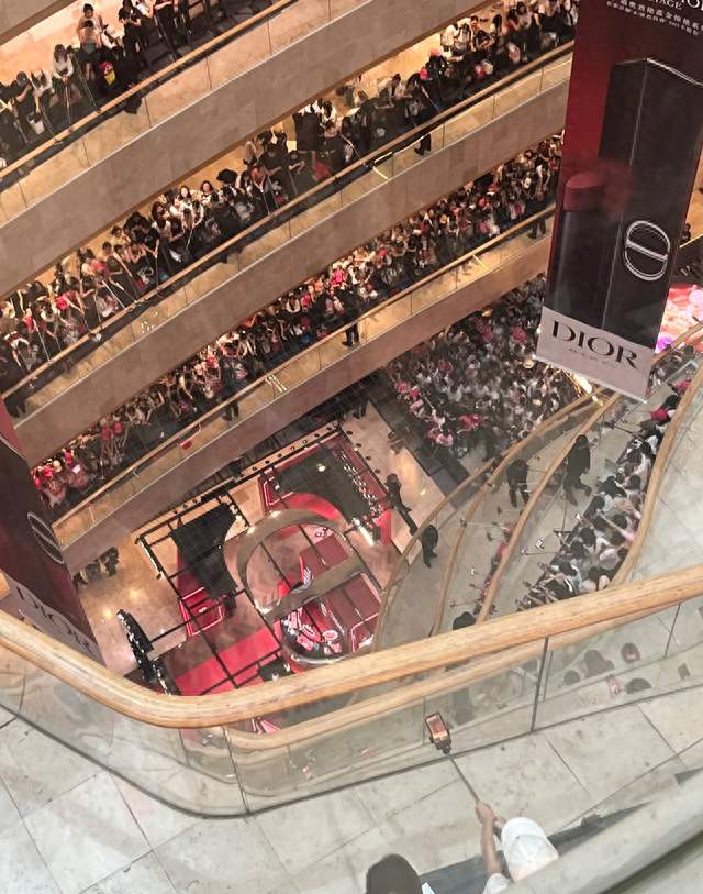 迪丽热巴空降南京！丰满身材引热议，小腿纤细修长，人妻味十足