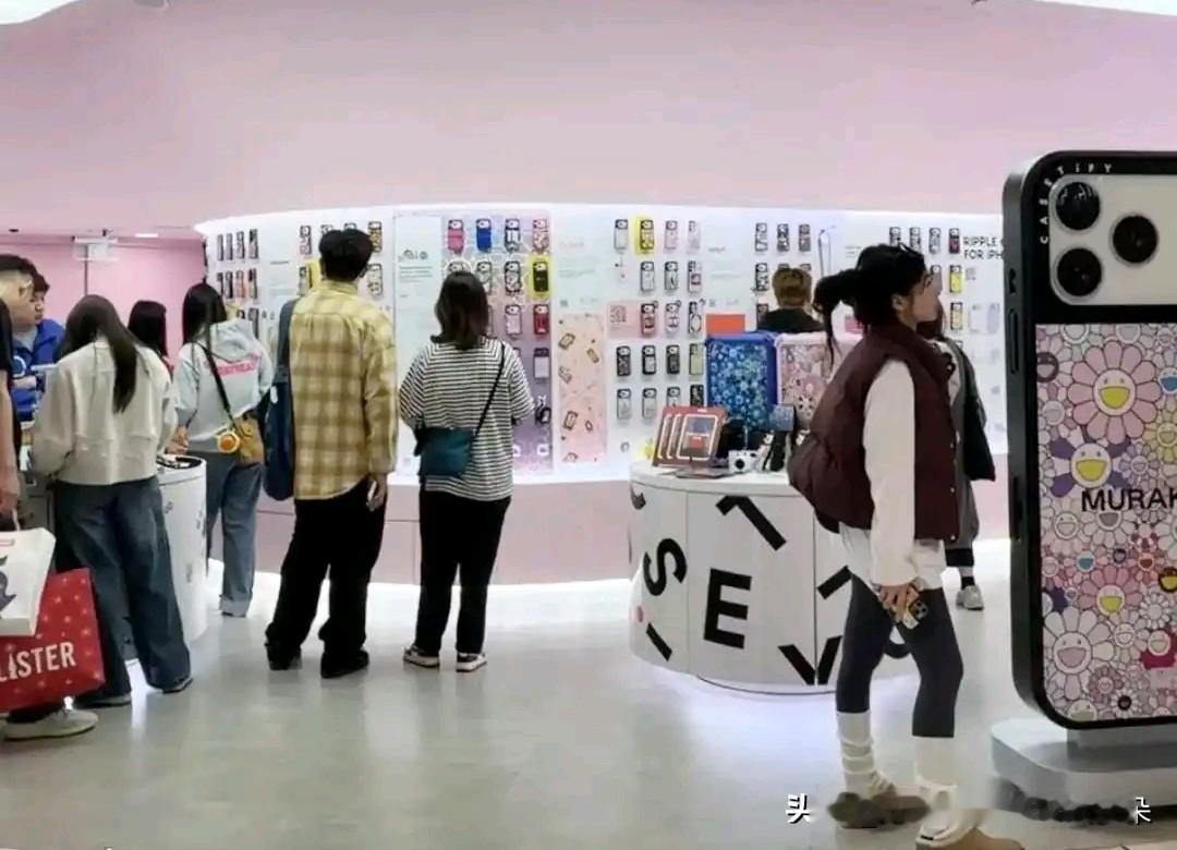 手机壳溢价观察：联名断货、二手翻倍，情绪价值正重塑配件生意

- iPhone 