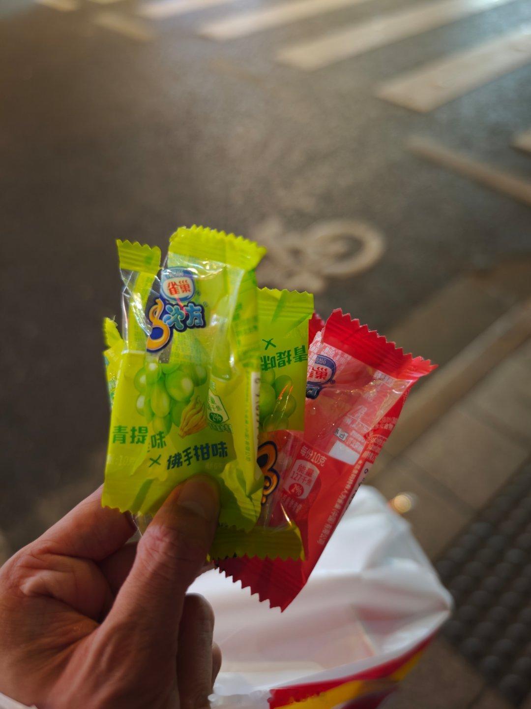 我知道为什么那些零食连锁店这么多人去了[捂嘴哭]有这种一口一个的小雪糕，（虽然小