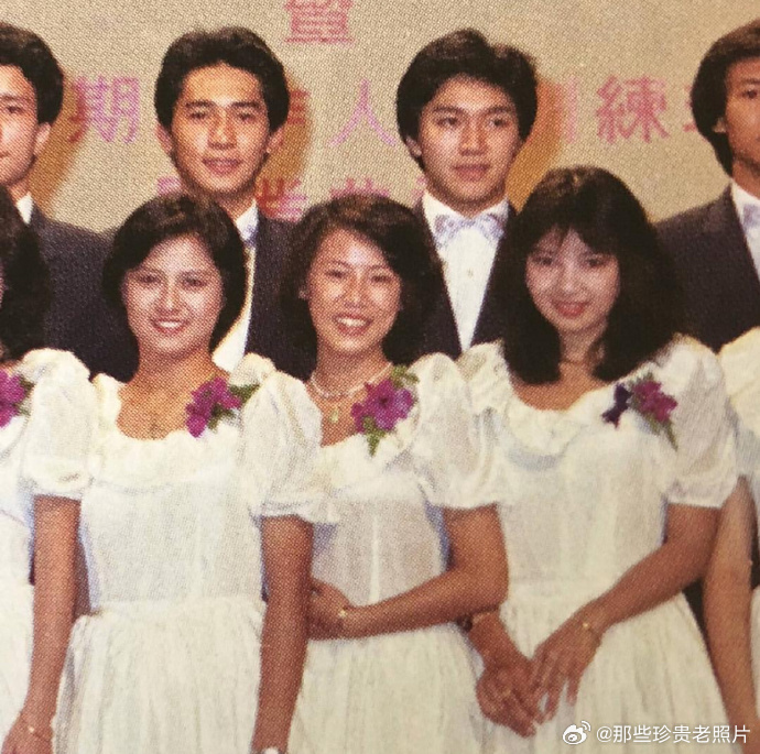 1982年，第11期无线艺员训练班毕业典礼合照，梁朝伟和周星驰 