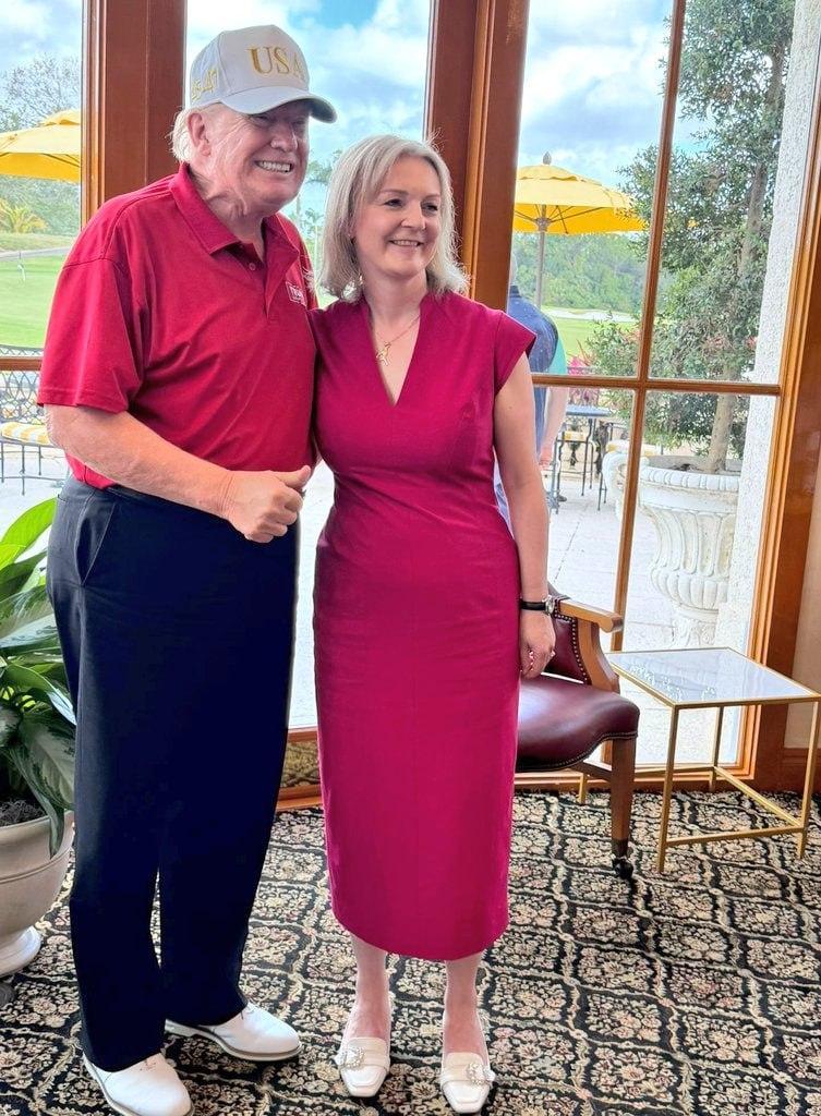 特朗普今日早些时候在棕榈滩的高尔夫球场会见了英国前首相丽兹·特拉斯。就是那个送走