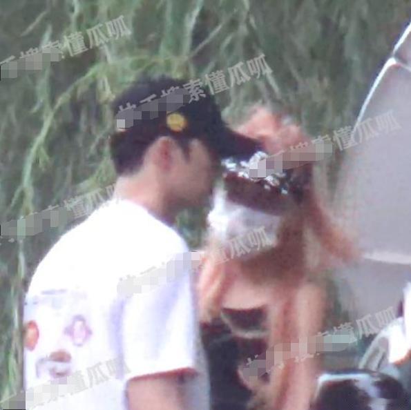 杨仕泽疑似被美女富婆包养，她身材火辣，颜值也挺高的，600万香车接送入住千万豪宅