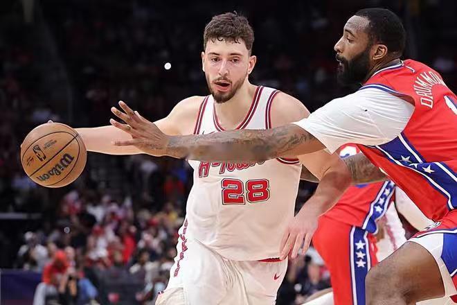 申京其实挺怕庄神这种类型的中锋的。坏消息是，申京连明显下降的庄神都打得非常吃力，