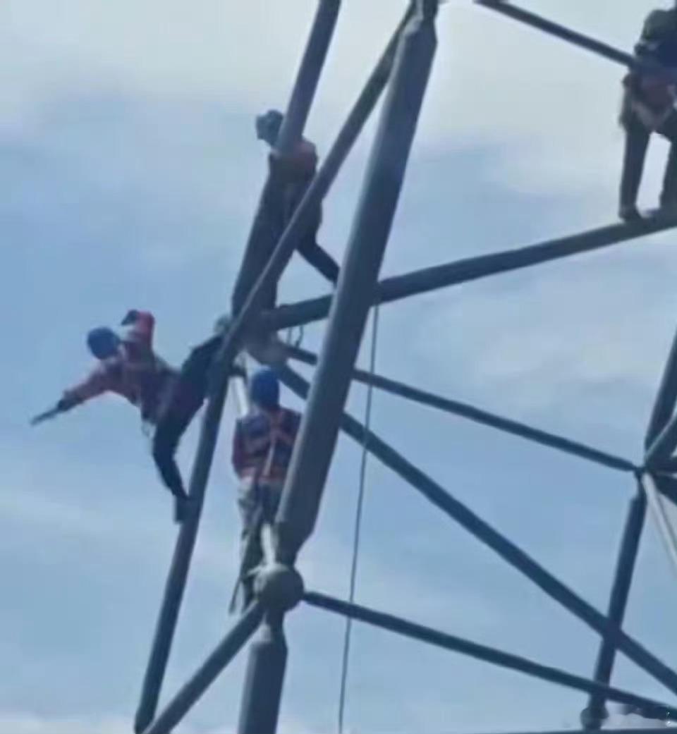 2工人高空作业1人被推下钢架我的天，这已经不是简单的冲突了吧，这是杀人未遂啊！幸