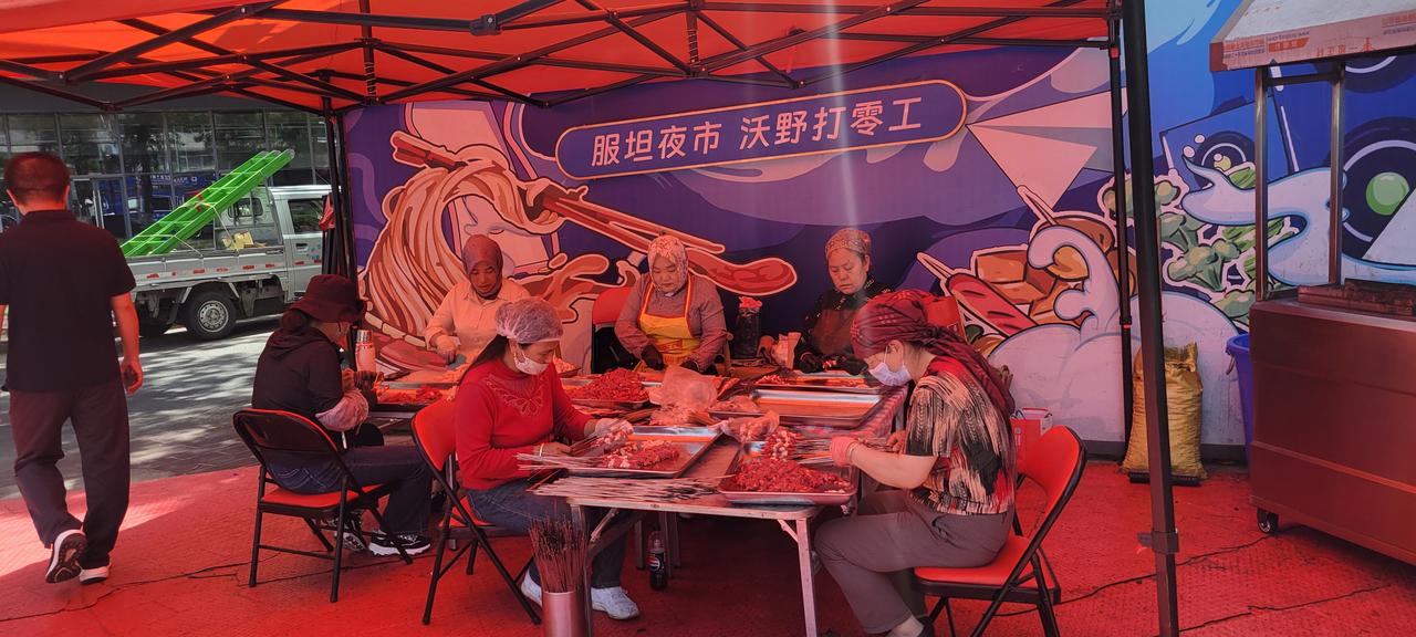 今天早上9:30分经过兰州市城关区麦积山路口，拍下了张照片：六个妇女在忙碌地往串