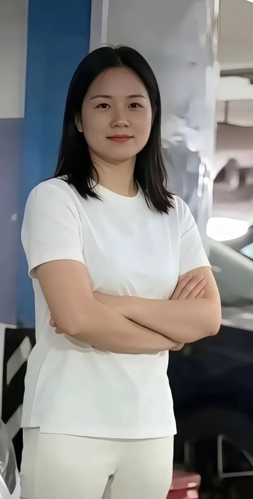 彭处长穿着简单大方，一件白色体恤，一条浅色裤子，腕上和手指无镯无金，面相端庄大方