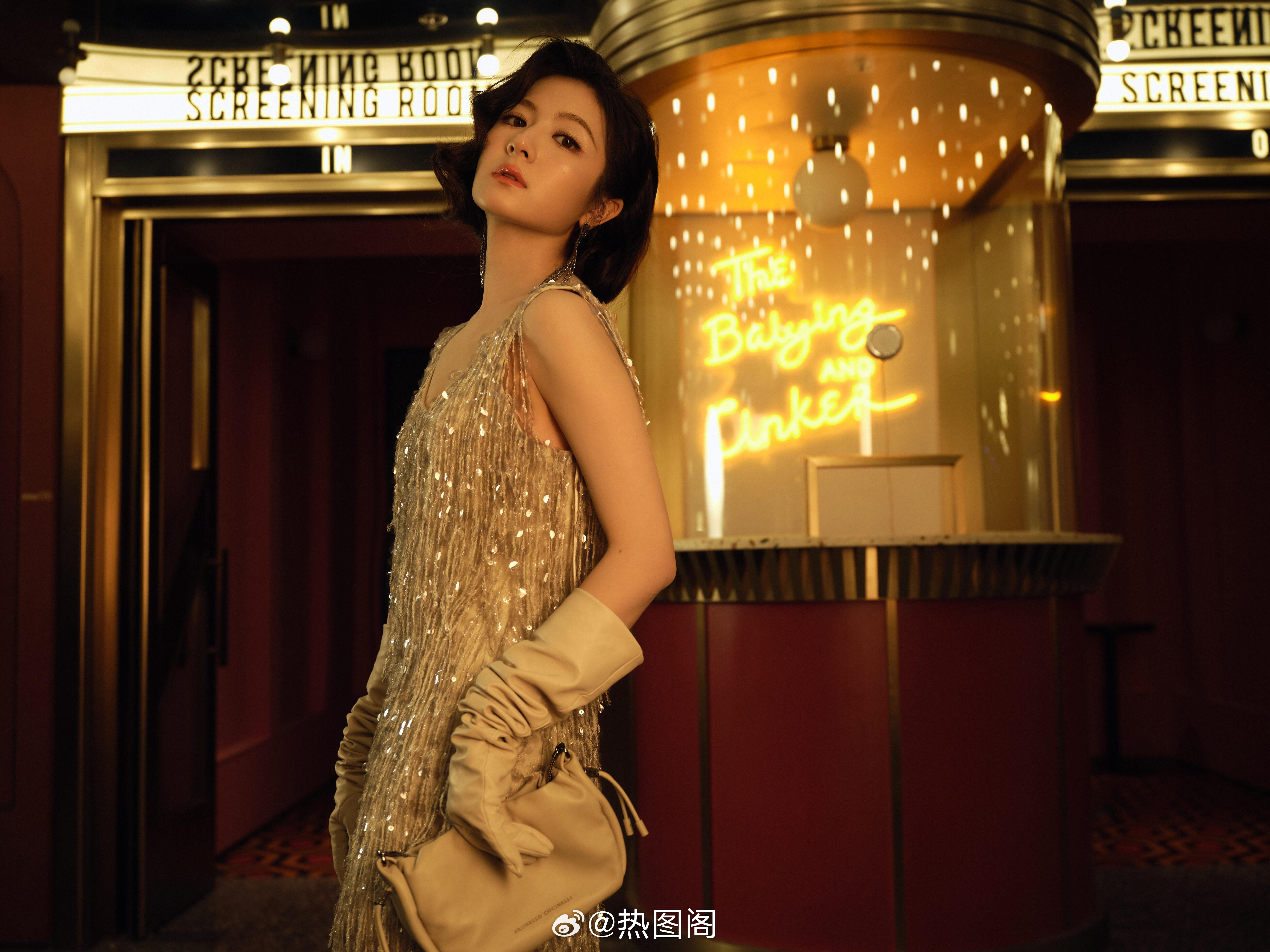 李兰迪复古造型杀疯了！鎏金流苏长裙+长手套，高跟尽显曼妙身姿✨ 