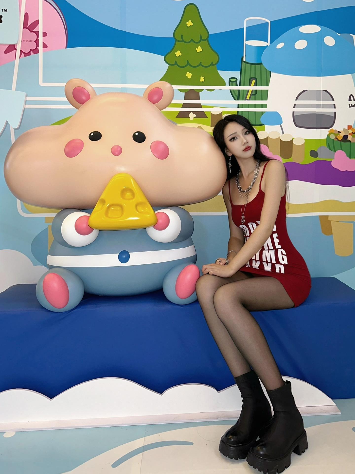 鼠鼠吃奶酪 可爱捏😇。就是这个地方好显黑😵‍💫