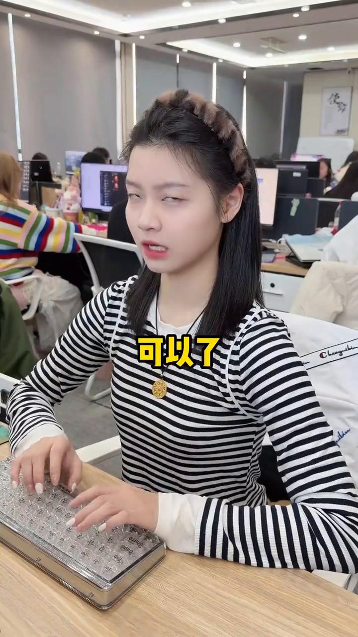 高手教你打出7种分隔线，我不允许你还不知道。
把这个分割线给我改成虚线。好啦，不