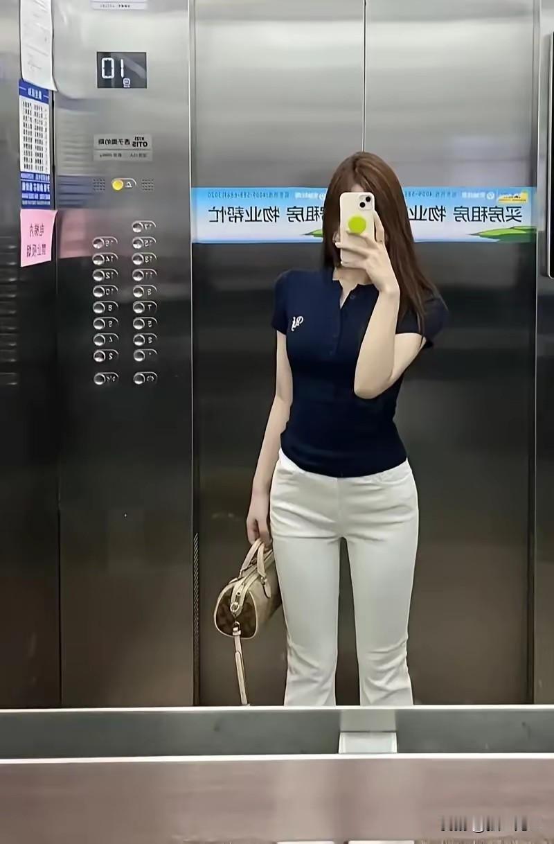 镜中人影动，电梯语声轻。