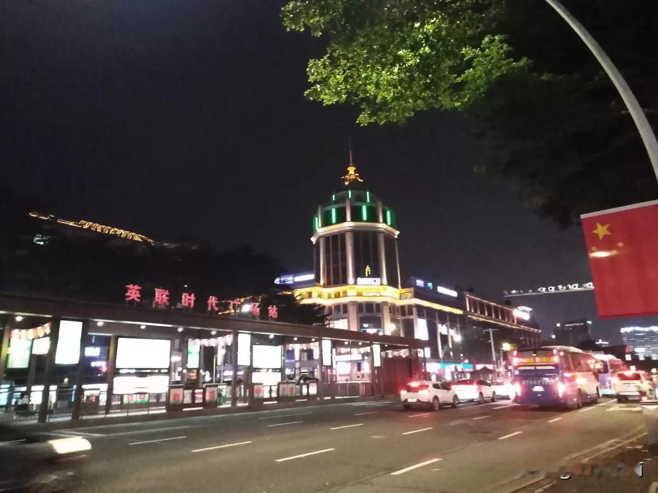 #分享一张你随手拍下的街景#吃过晚饭，少有地出去散散步。随手在距离小区500米的