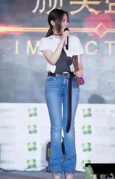 张靓颖的双腿笔直如松，太美了。 ​​​