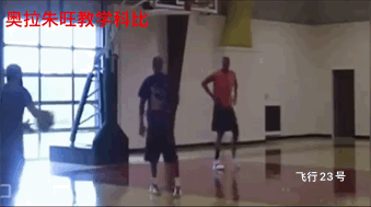 奥拉朱旺教学科比跟詹姆斯
教的同一个动作
不同的结果
詹姆斯那个我看呆了[捂脸]