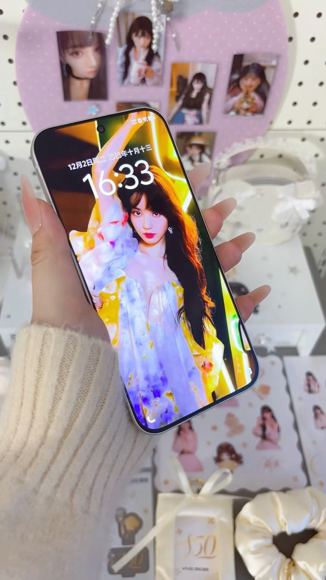 田曦薇手里的痛机是粉丝手搓的 于2025爱奇艺尖叫之夜红毯上，化身“港风小猫”，