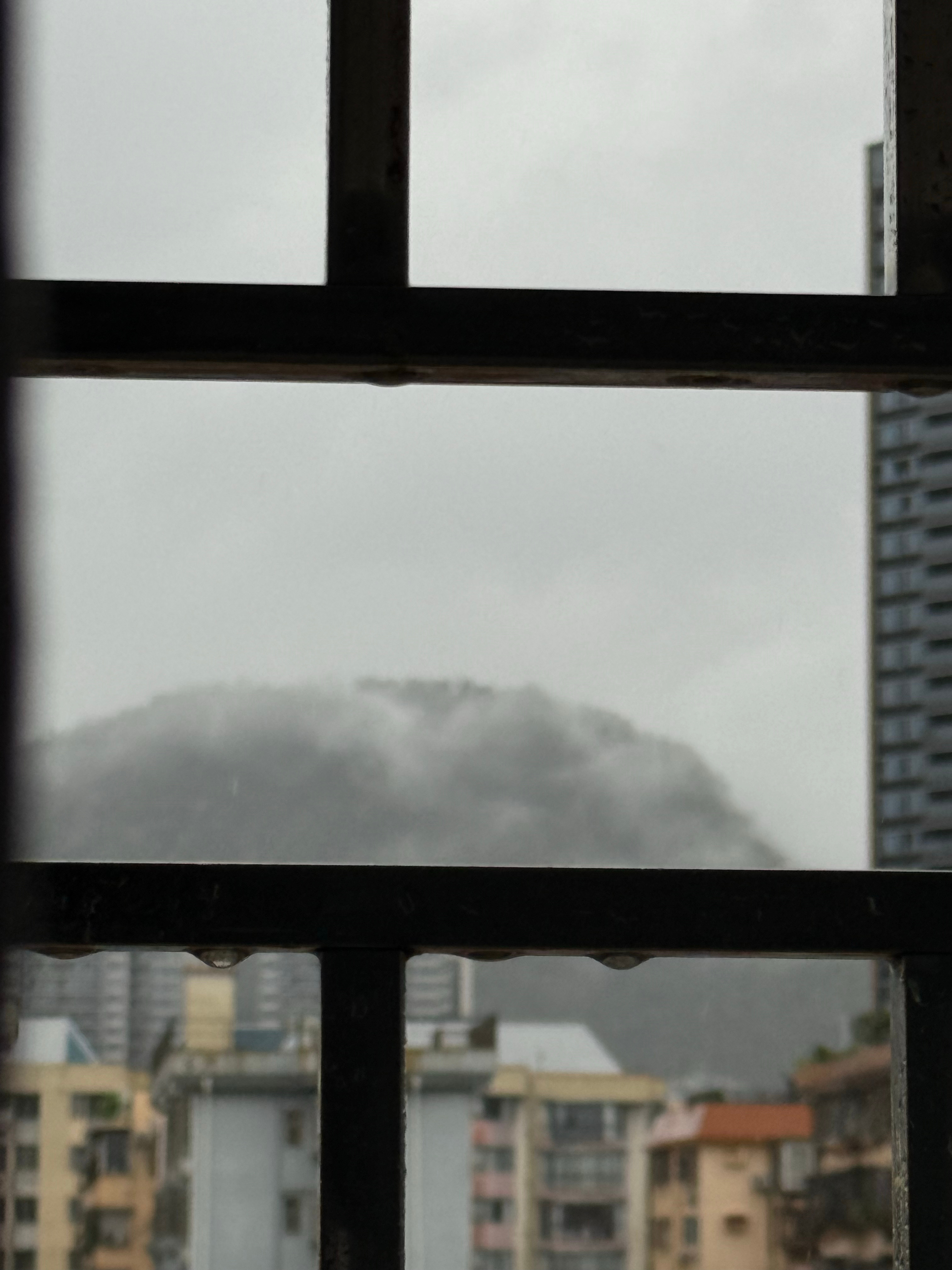 深圳暴雨一直在下，不过也有好消息，降温了