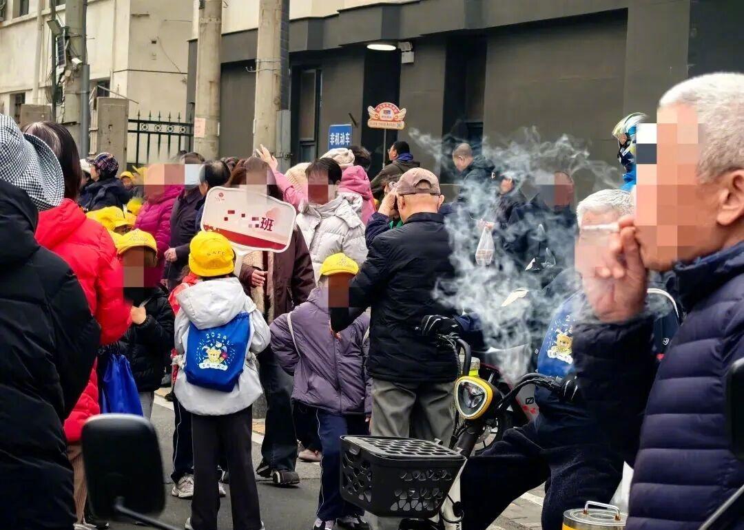 【媒体评：不想吸二手烟不该这么难】近段时间，与公共场所吸烟相关的话题接连引发关注