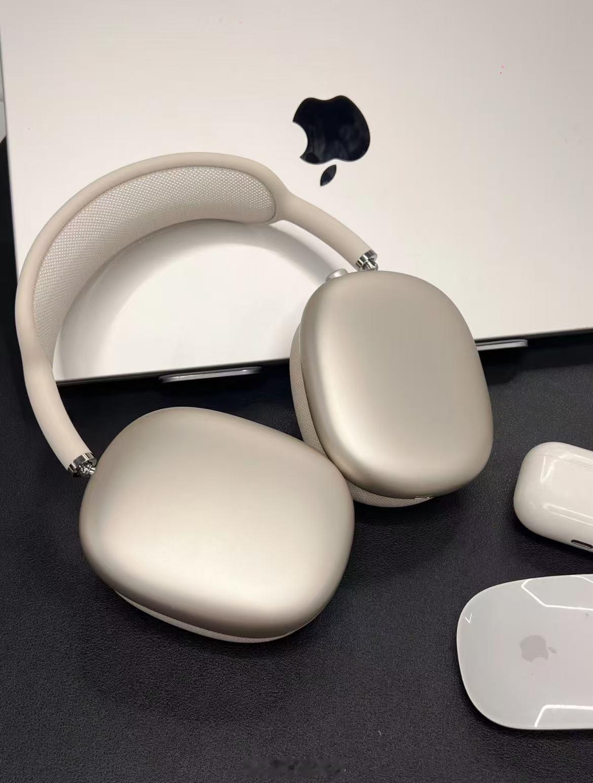 Apple Airpods Max🎧耳机采用不锈钢框架搭配透气针织网布头梁，兼