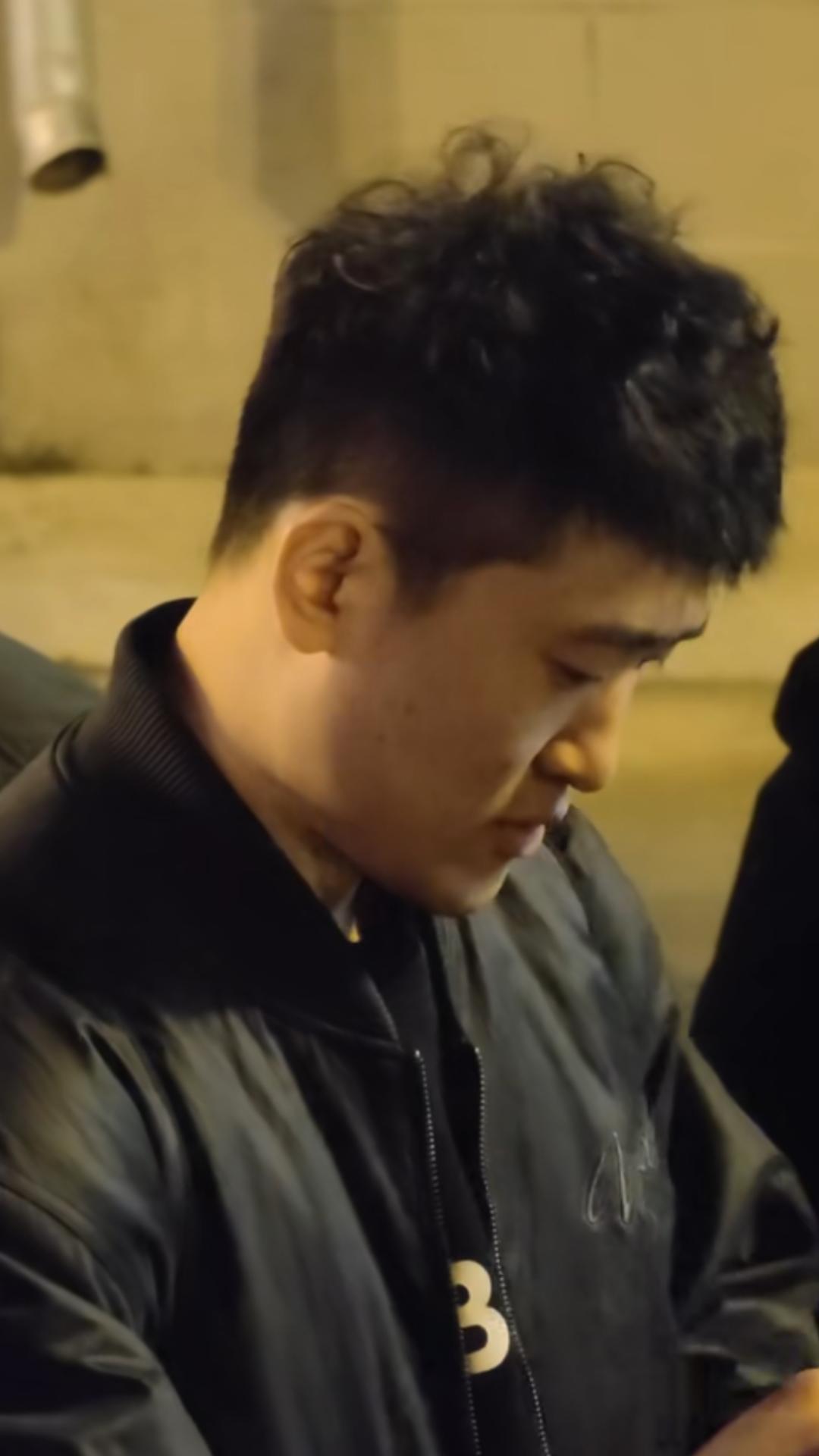 据吉媒报道，今天吉林男篮核心姜伟泽启程前往北京赴国家男篮训练营报道。参加将于明天