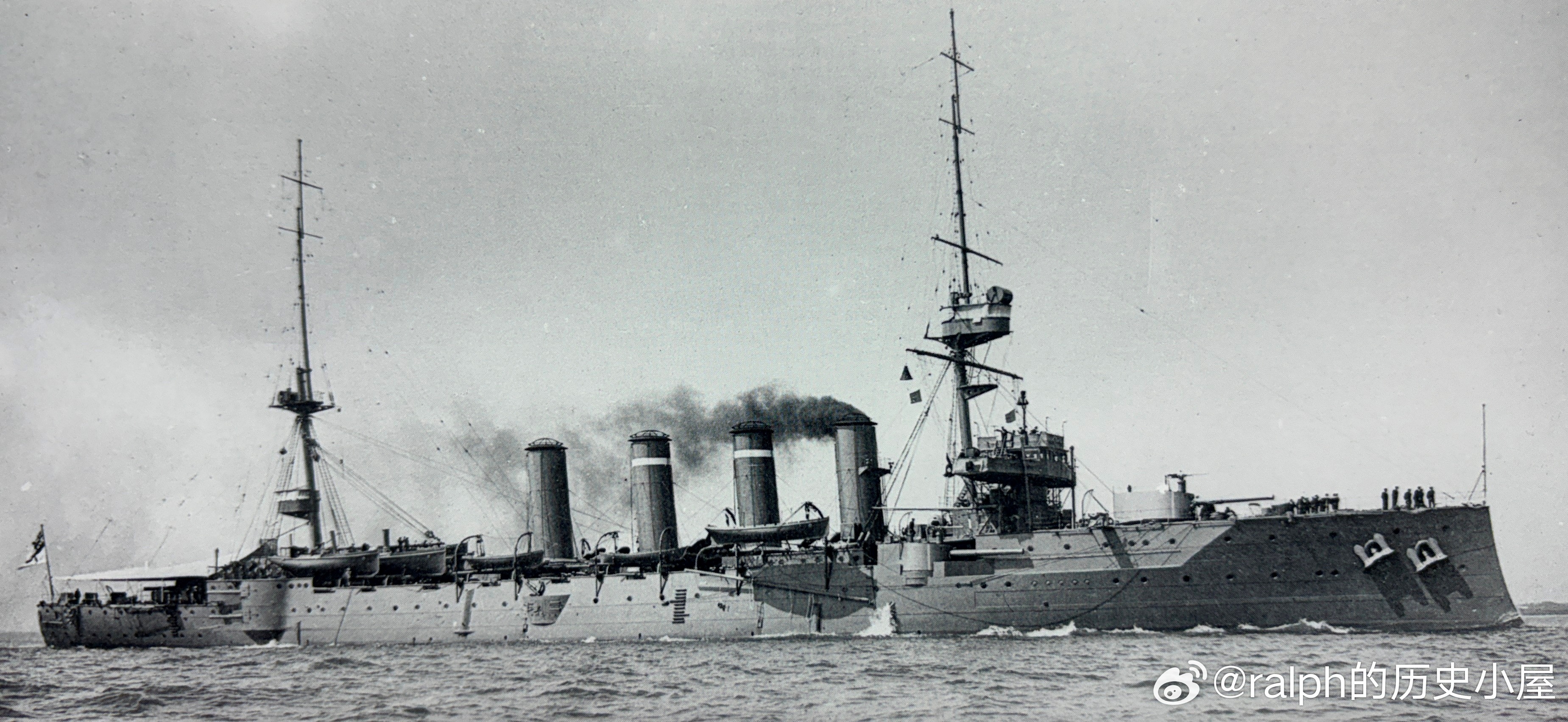 在这张1914年前的照片中，HMS Carnarvon展示了扩大的瞄准台和测距鼓