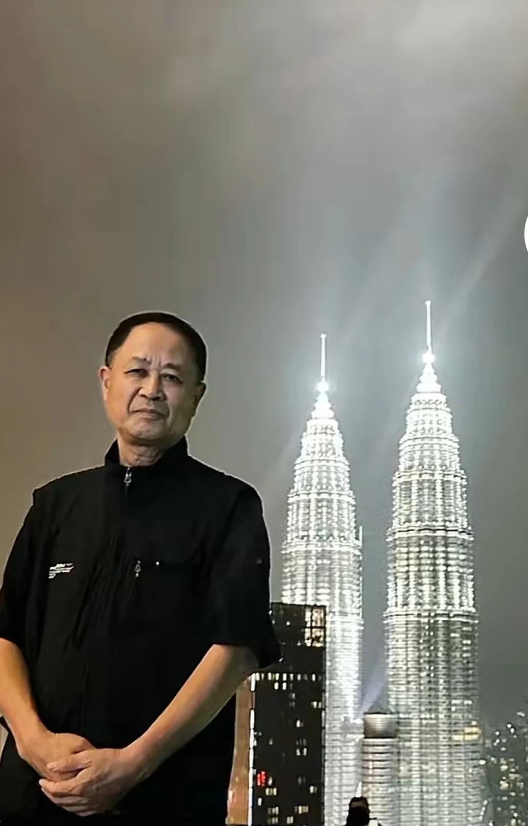 七律•赠远模哥(外二首)
李家宁(福建)
心善如光映碧空，帅姿恰似俊梧桐。
慈怀