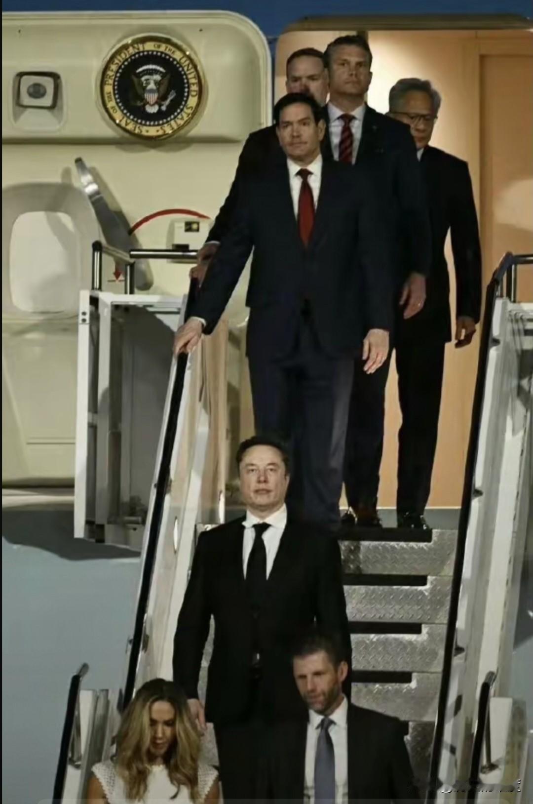 他确实真正诠释了什么叫做国际版的自有大儒为我辩经，这属于用实际举例来具象化一件事
