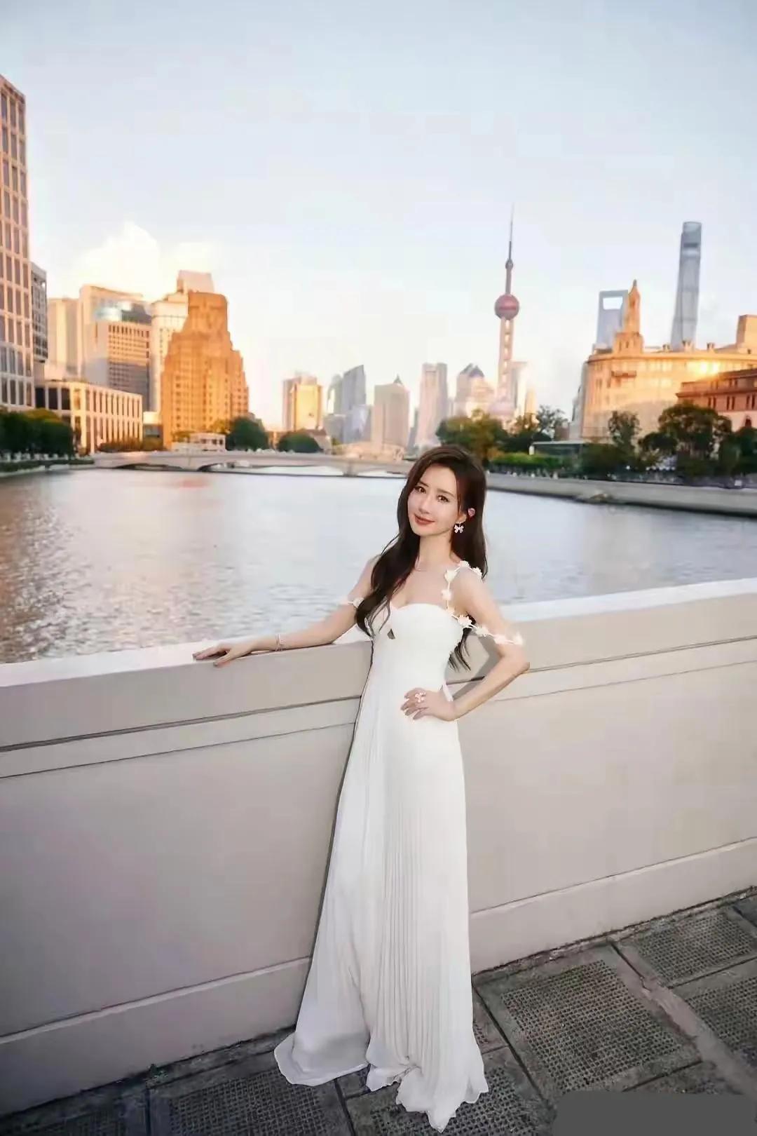 舒畅穿着优雅的白色礼服出席活动，脸上洋溢着灿烂的笑容！