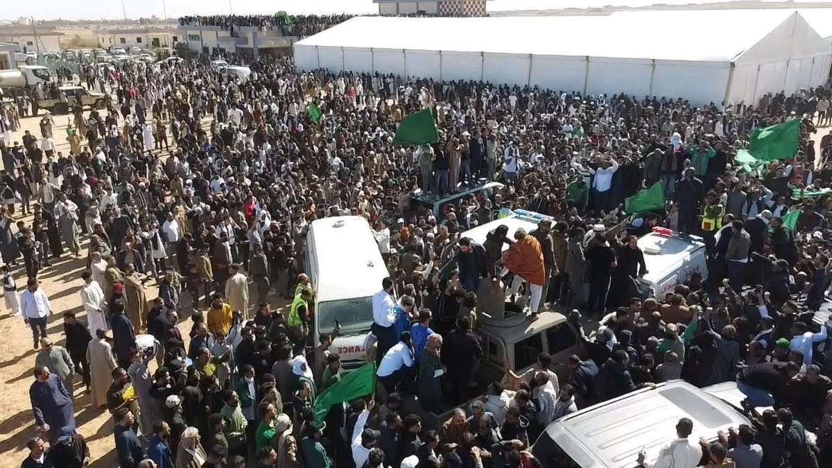 🟩 在赛义夫·卡扎菲的送葬队伍中，聚集了来自利比亚各地的民众利比亚，拜尼沃利德