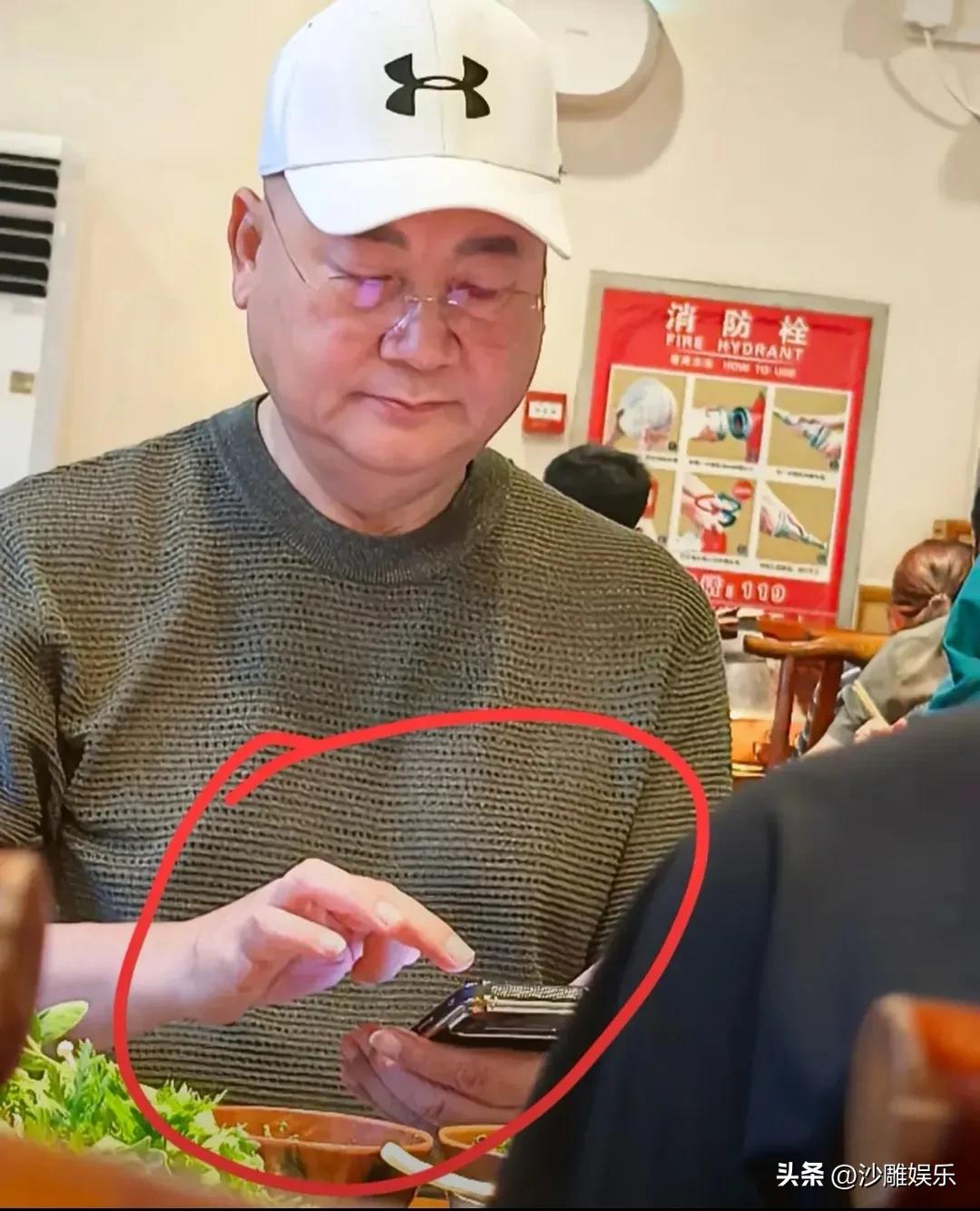 75岁迟重瑞，终于露面了！

近日，迟重瑞在北京一家普通火锅店被人偶遇。

照片
