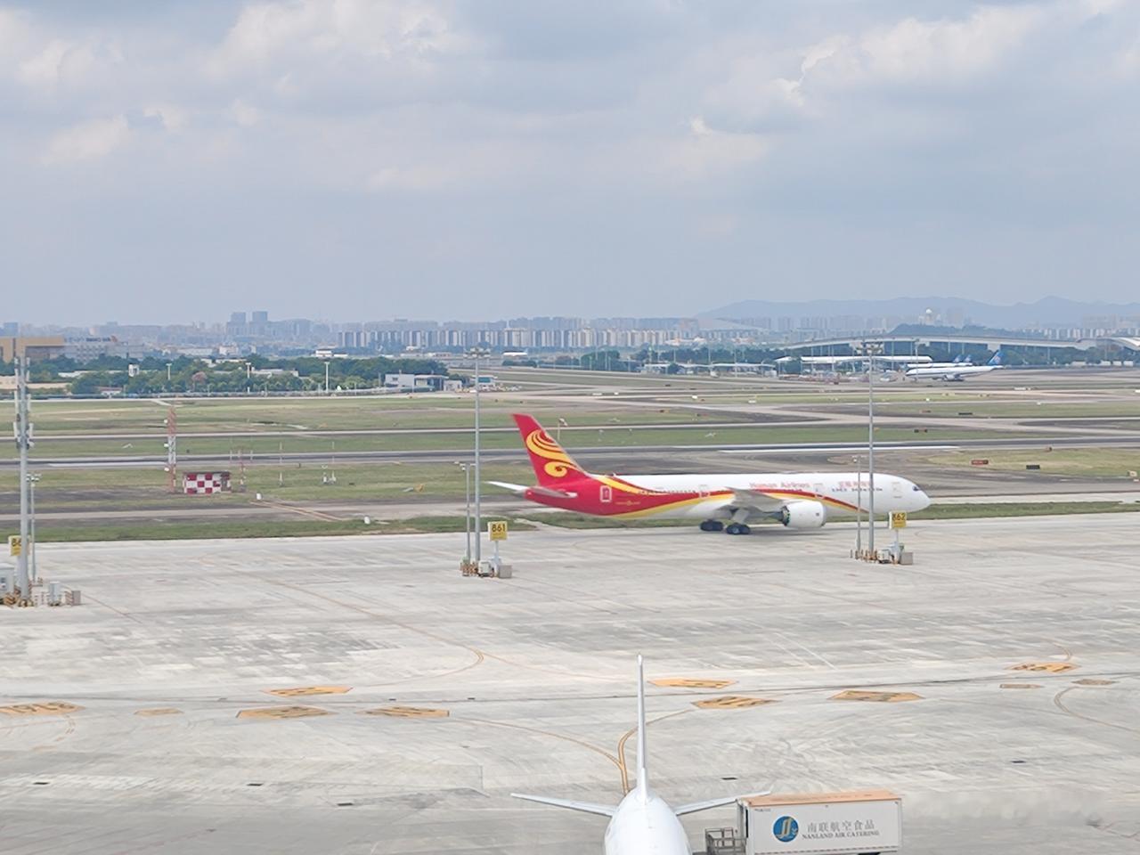 T3航站楼高大上
室内设计漂亮
观景平台可以看飞机起降
美中不足--观景平台安保
