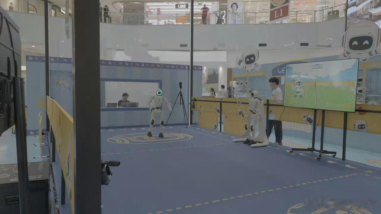 一代人有一代人的球搭子和动易科技够C羽球馆人形机器人对战时长越长奖励越丰厚，连续