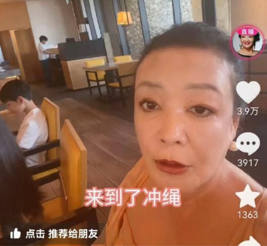 张兰直播带娃啦，在日本冲绳度假中，和自己日思夜想的孙子孙女坐在一块吃早餐，还顺便