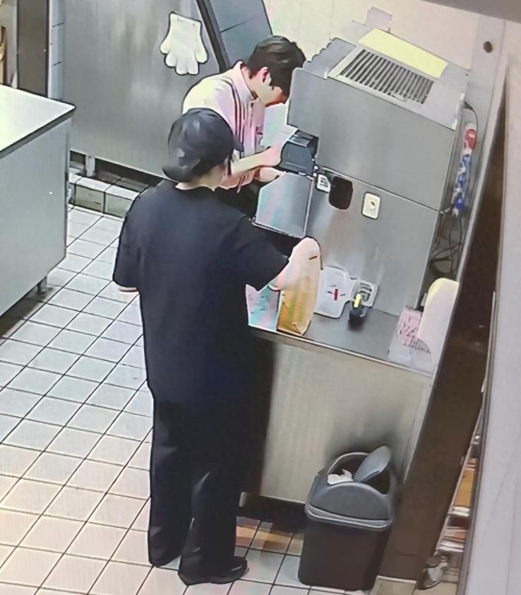 “这是把顾客当傻子了！”7月12日，河南郑州，一女子女儿去汉堡店取餐后，称遭到店