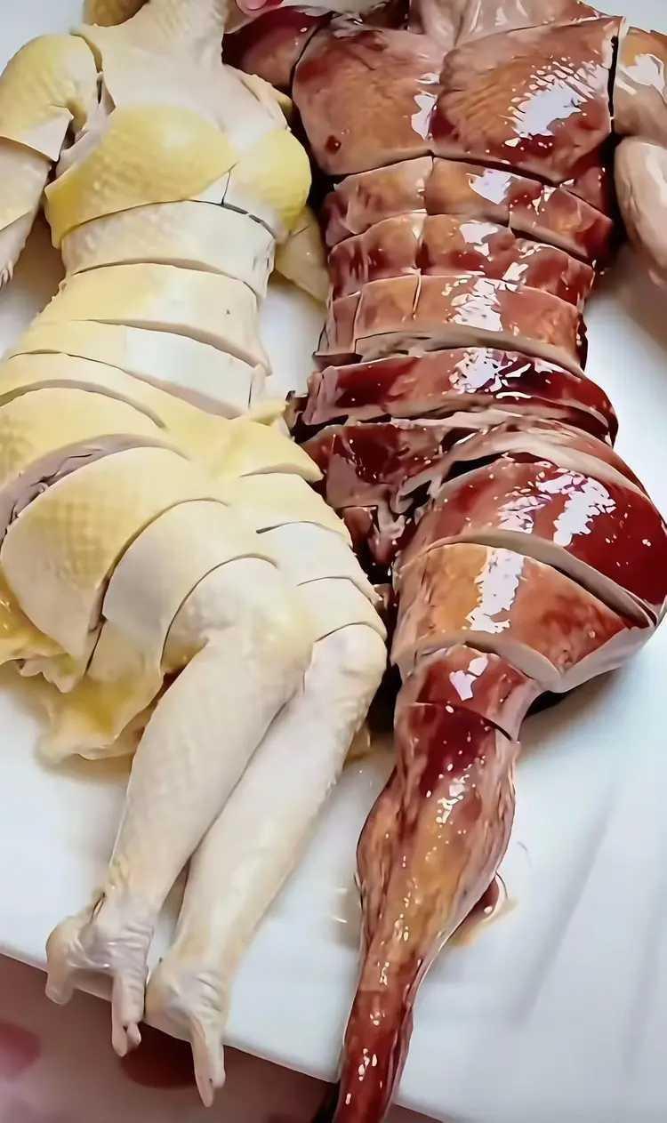 这个切菜师傅确实是高手。
他斩出来的的白斩鸡和烧鸭，没有人敢动筷。