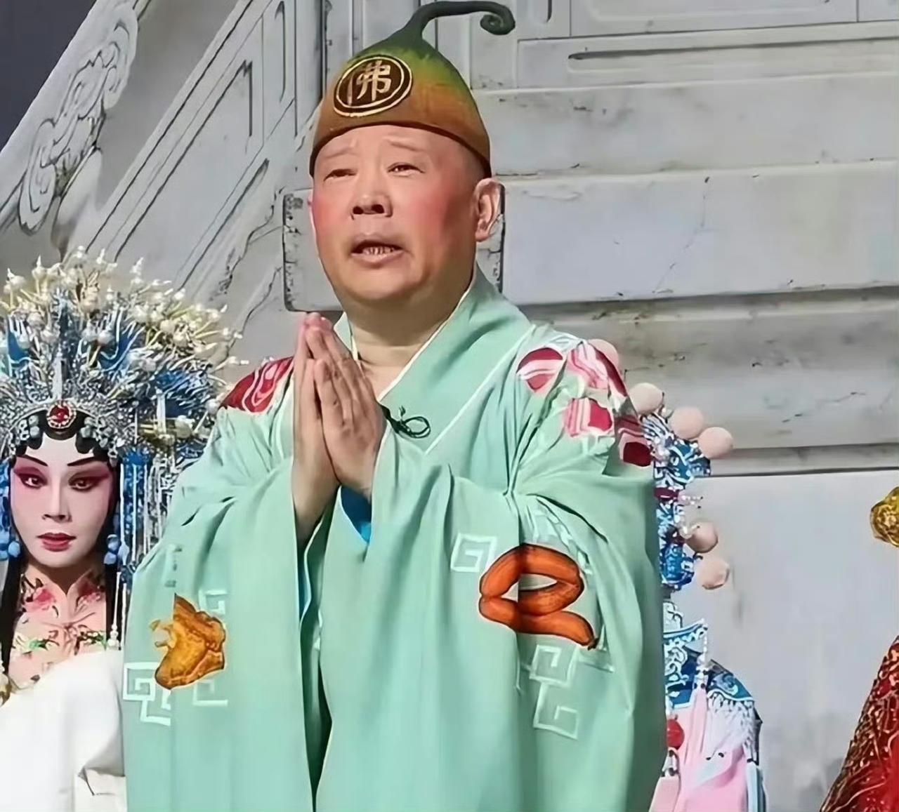 郭德纲饰演济公的这套戏服引发不少网友吐槽。传统济公是流浪疯僧，标志性就是粗麻布百
