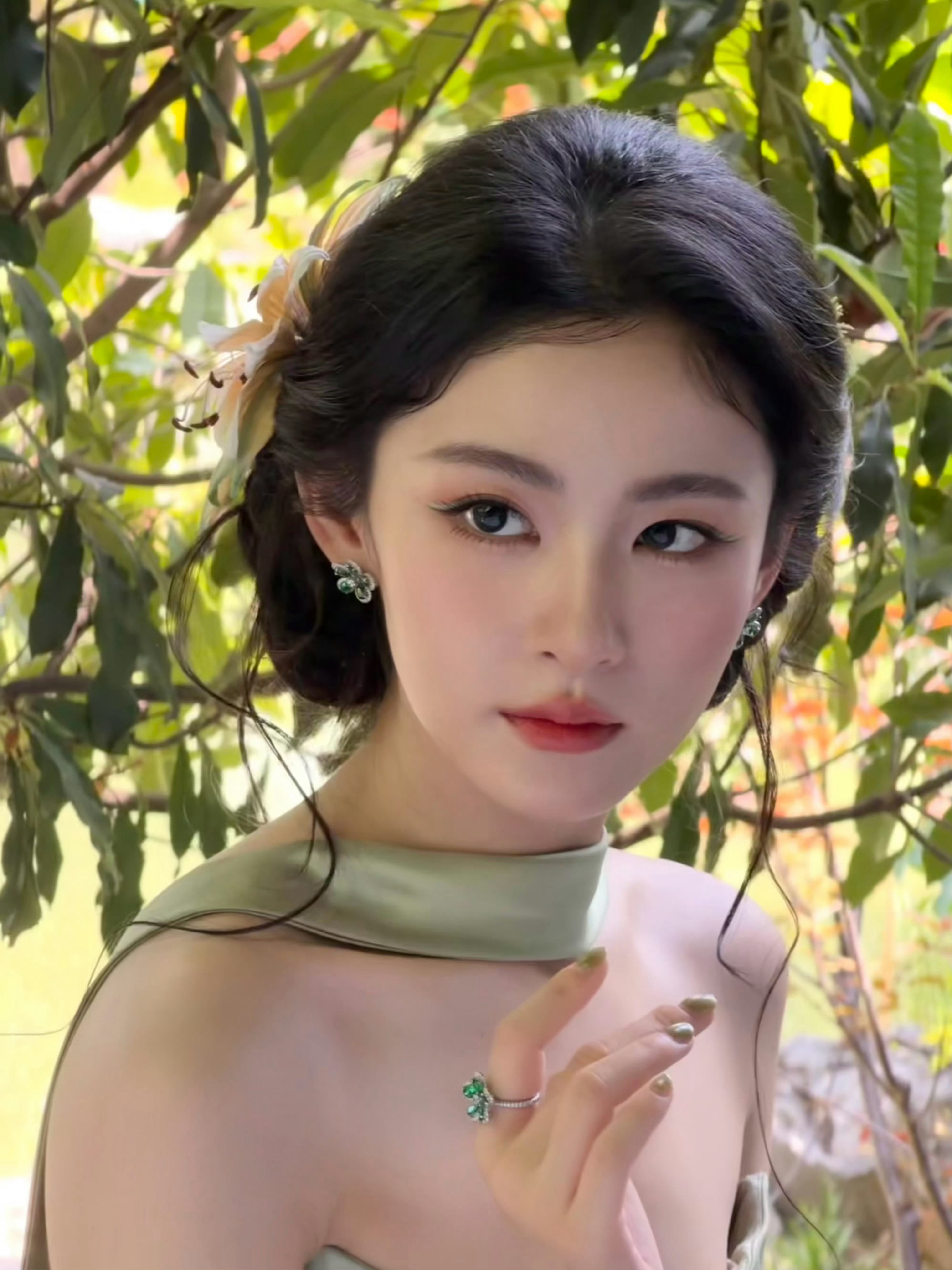 赵晴怎么美成这样了谁能想到，赵晴现在的状态直接开挂了！真的有被时装周这套鎏金礼服