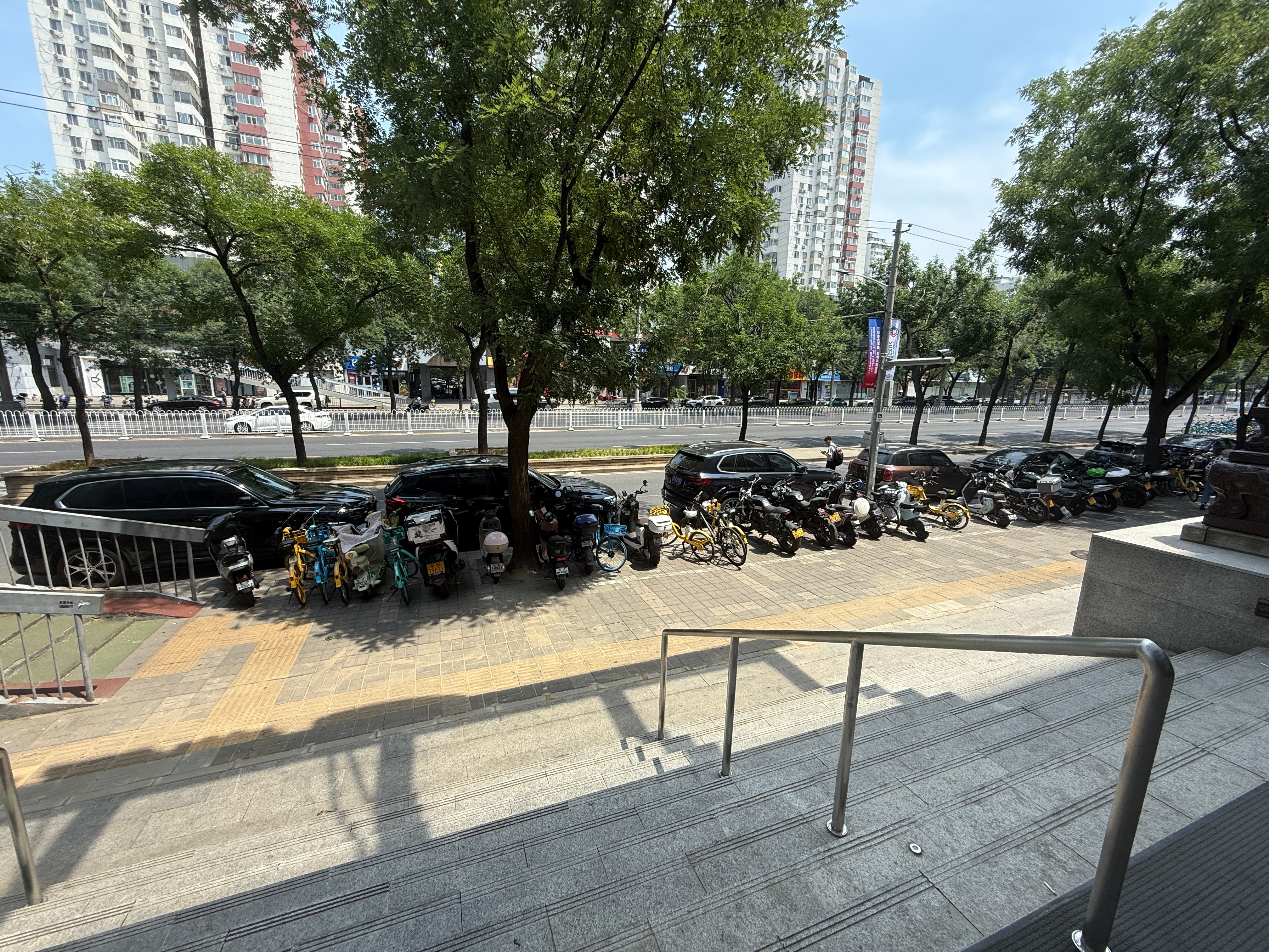 一下楼感觉捅了宝马窝子了，问这张图里有几台宝马？  ​​​