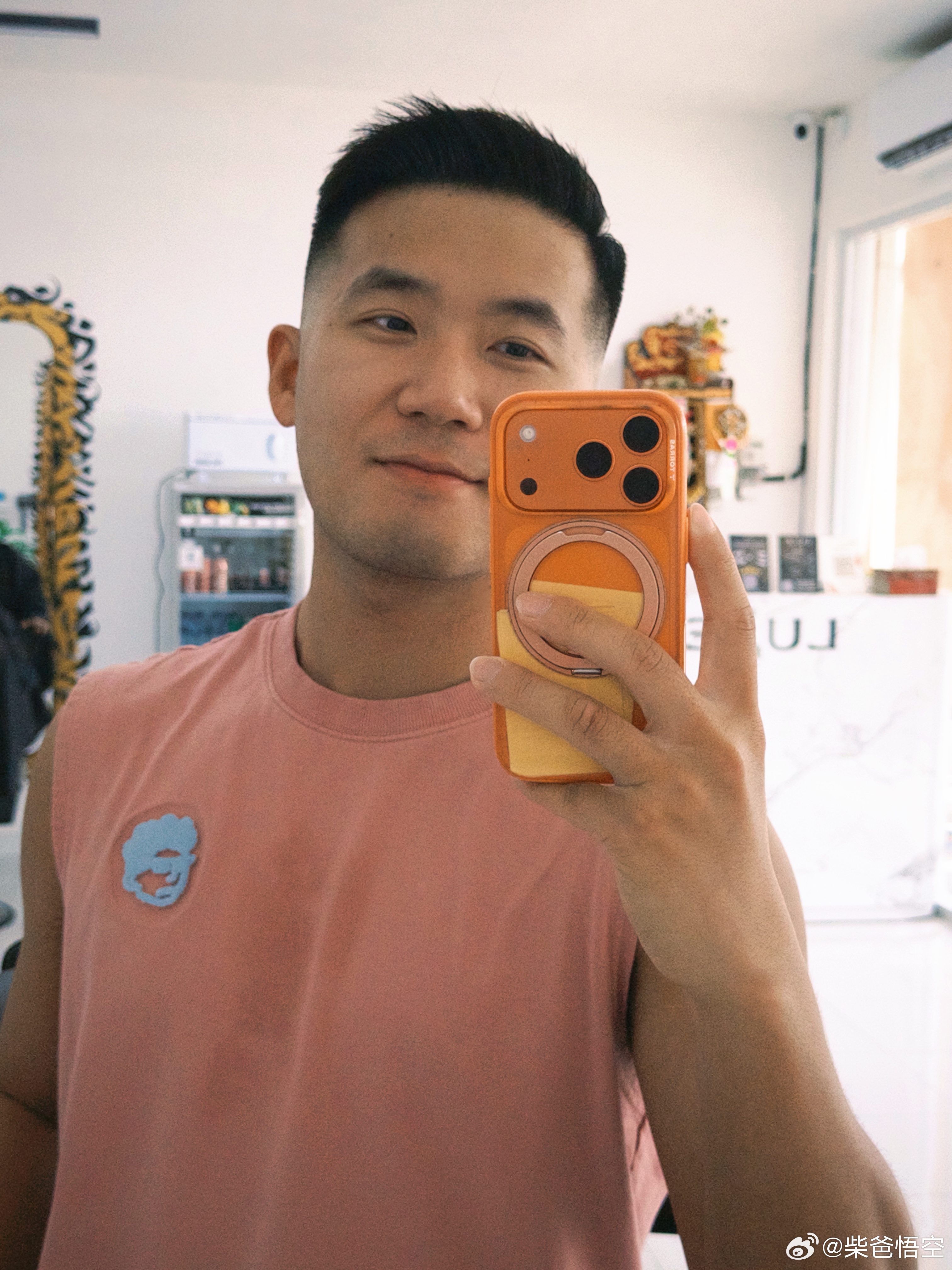 昨天勇闯巴厘岛barber，这也是我第一次在国外剪头发，我和理发师说说：“I t