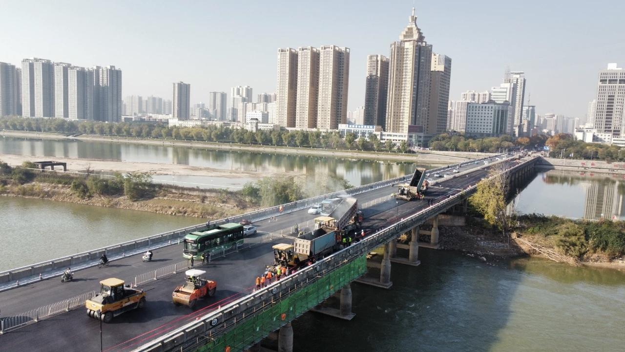 咸阳一号桥经过连续两天的施工，终于改造完成，从双向四车道变成双向六车道。此次改造